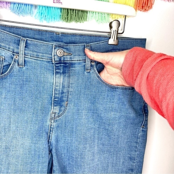 Levi Strauss & Co Distressed Cut Off Light Wash Denim Women's Jean Shorts Sz 12 - Picture 3 of 16